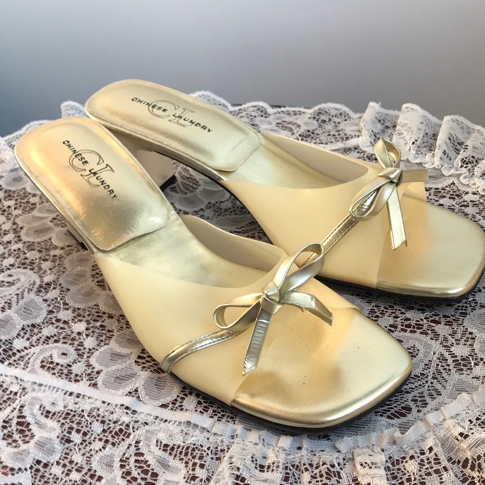CL by Chinese Laundry Martini-V Lucite Heels Gold Bow Peep Toe Sandal sz 9